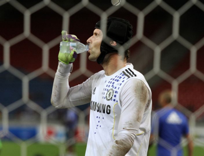 Cech: Faces a busy night between the sticks.
